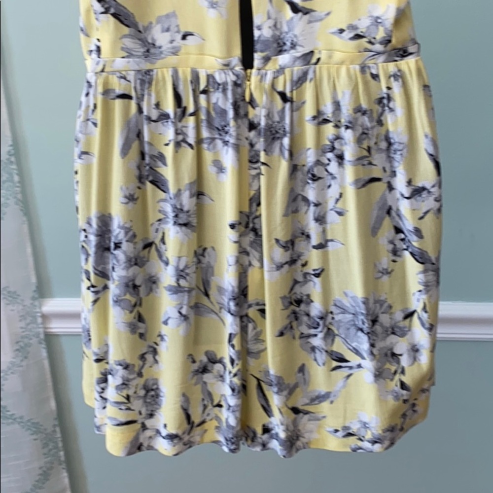 Forever 21 yellow floral romper Size XS - Picture 4 of 12